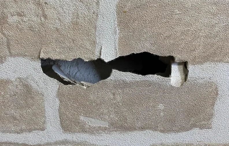 壁の穴の修理 火災保険でお得にできる 火災保険申請サポート 地震保険申請 一括比較のリペマ